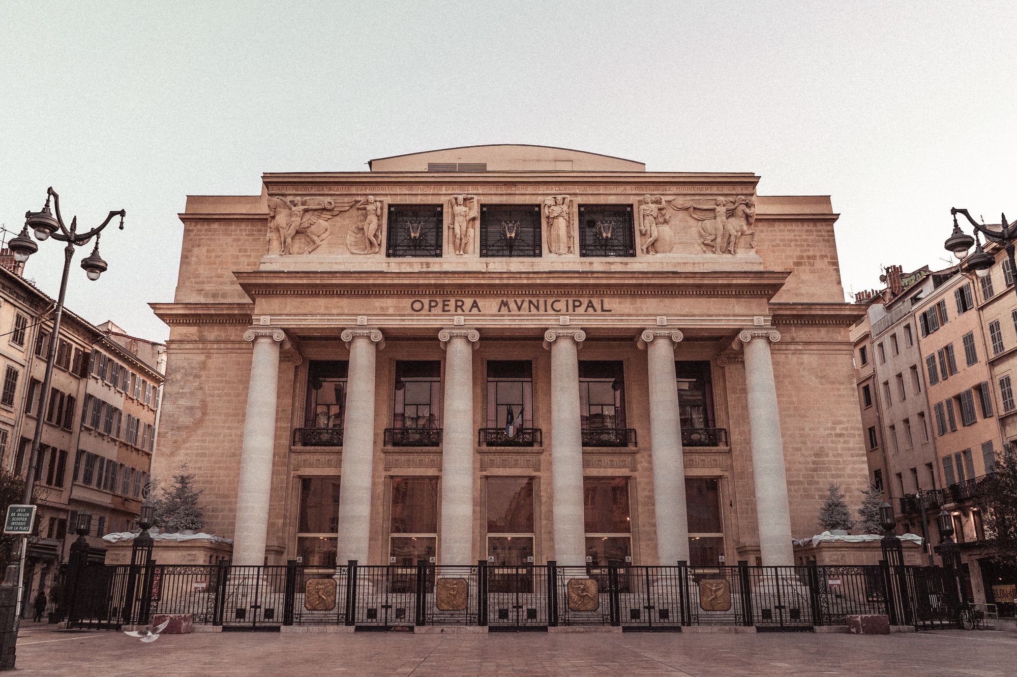 Façade de l'Opéra de Marseille à deux pas du restaurant Annette, rue Molière