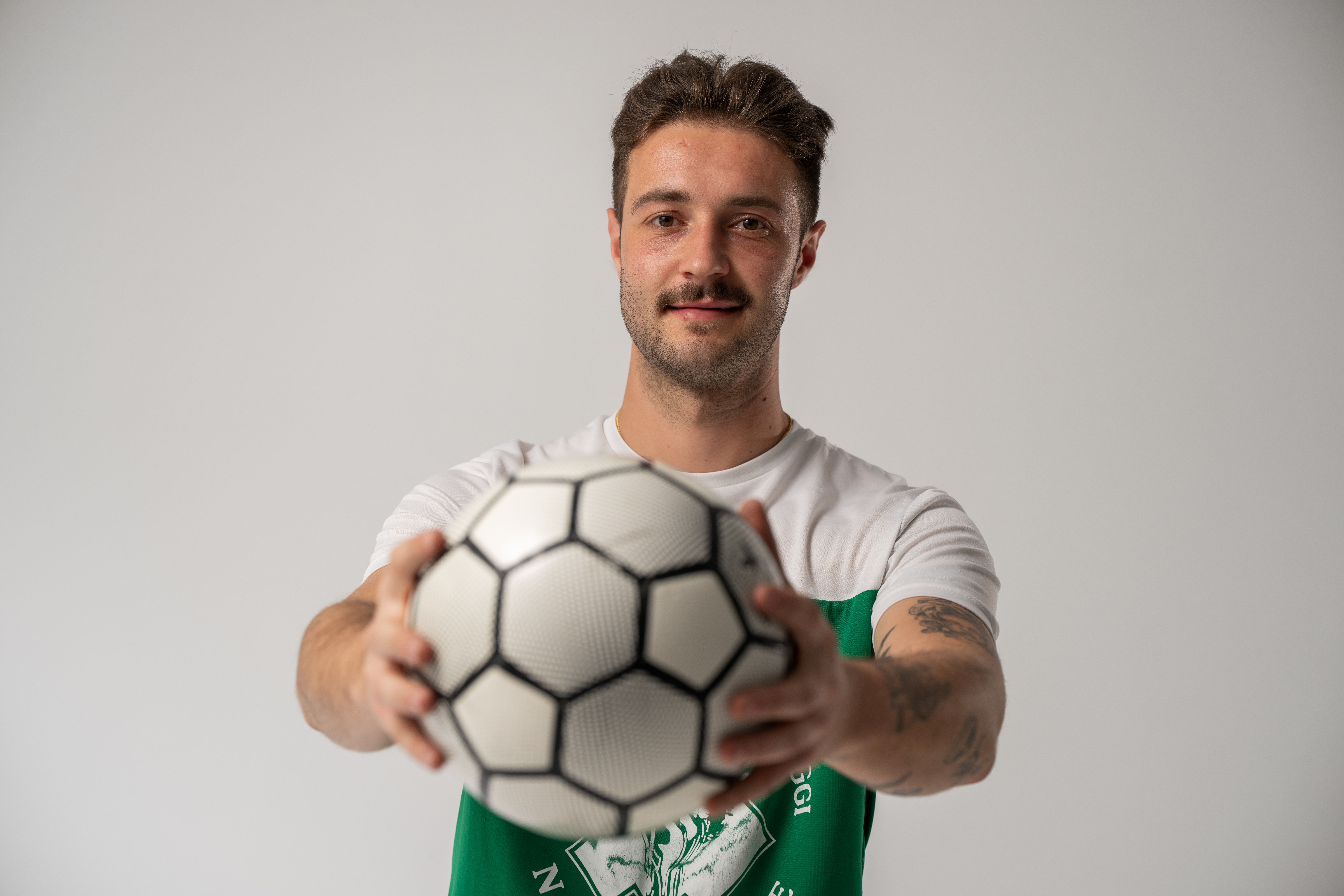 Teammitglied der Gattlen Gebäudetechnik in Visp mit einem Fussball in der Hand – Gattlen unterstützt dich und deinen Verein