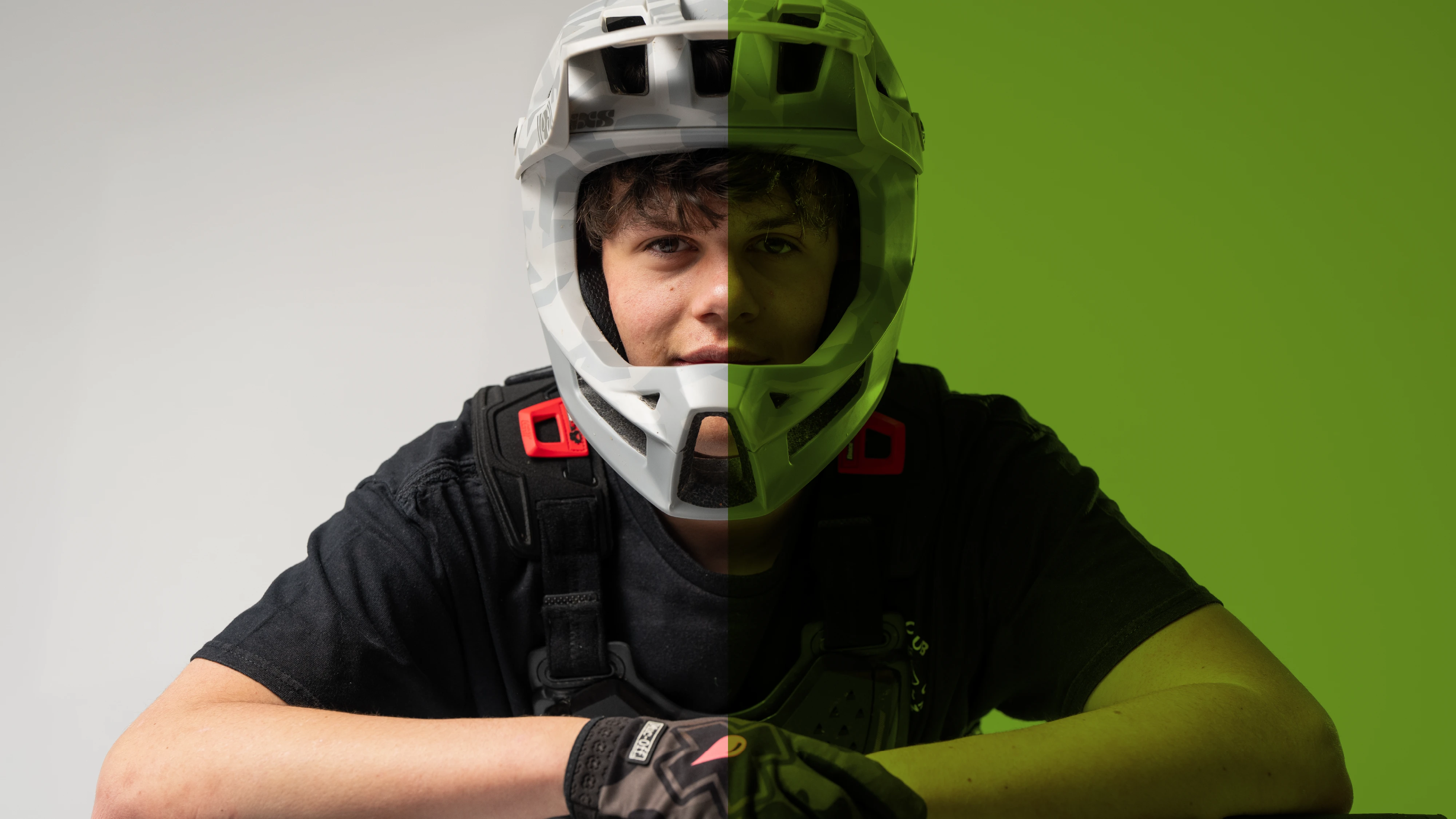 Portrait der Lehrlingskampagne von Gattlen: Studiofoto eines Lernenden in Motorradausrüstung