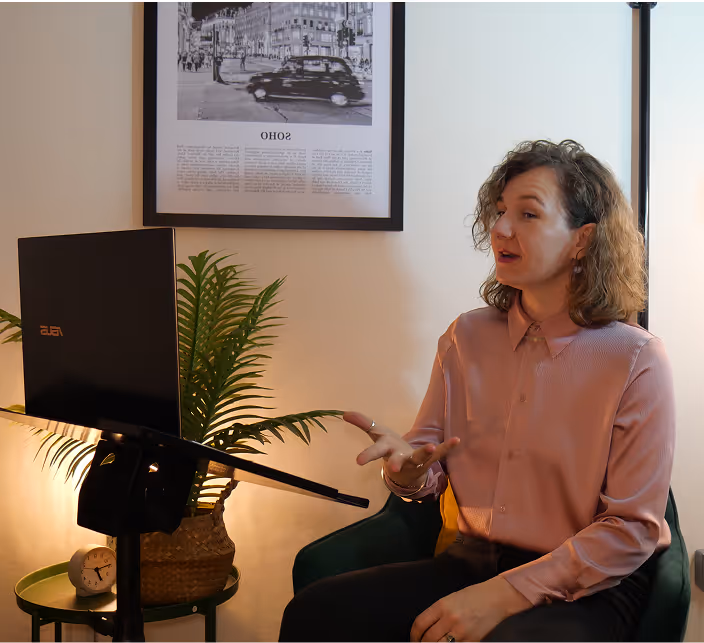 Ilona Rakauskaite talking to client