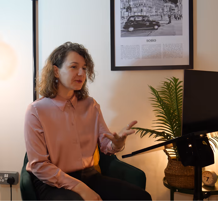 Ilona Rakauskaite talking to client