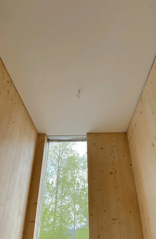 Maalattu valkoinen katto