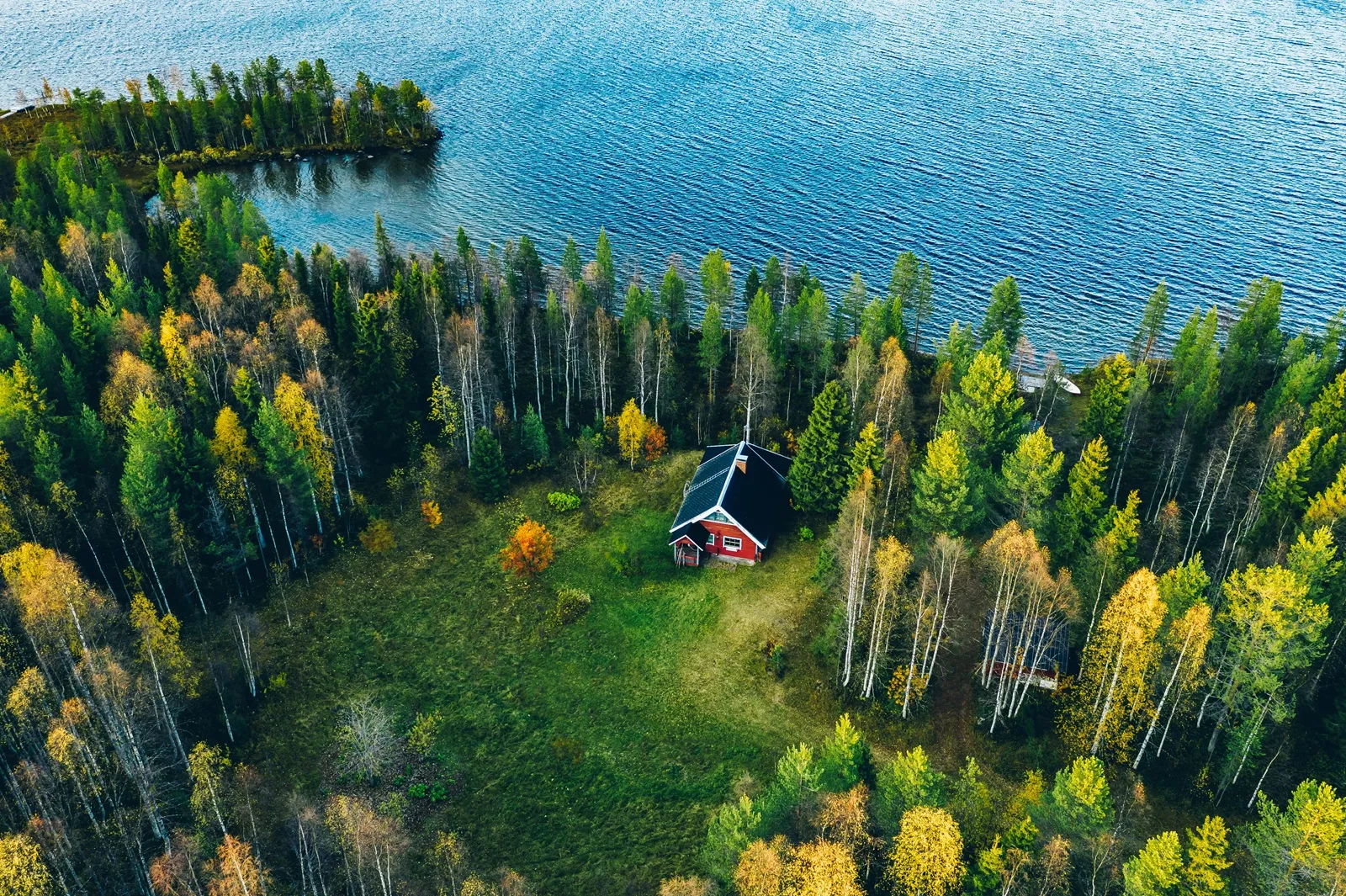 Maalattu kaksikerroksinen omakotitalo, vaalea julkisivu ja tummat yksityiskohdat