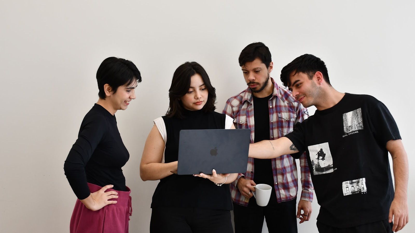  Deriv Paraguay employees working together on a project, highlighting collaboration and idea sharing