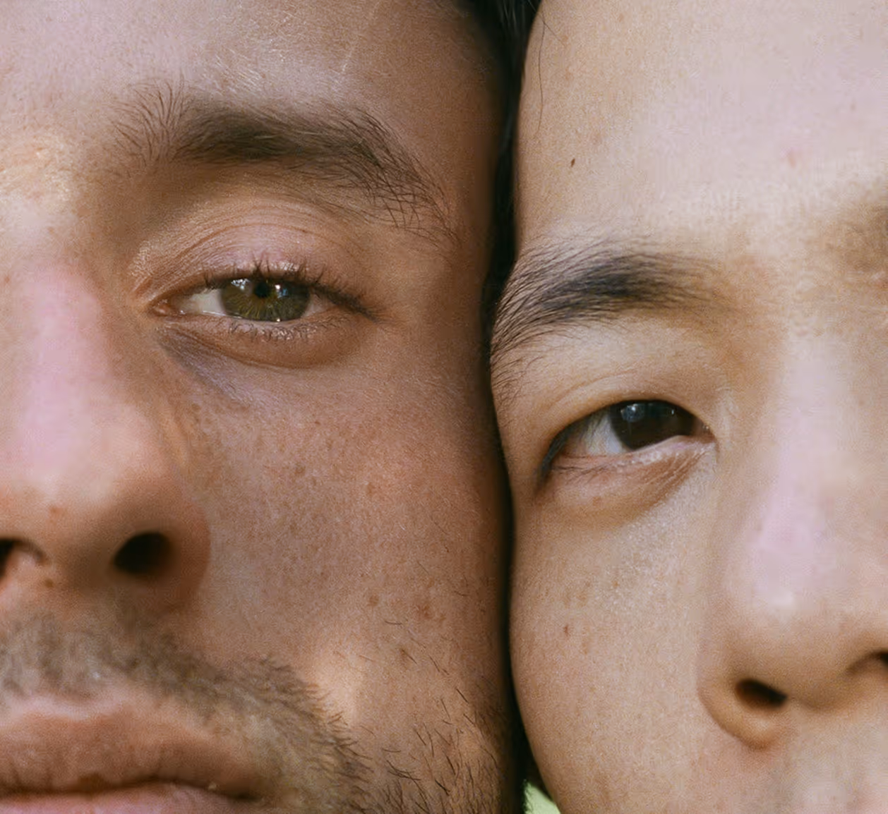 zwei Personen stehen Gesicht an Gesicht zur Kamera