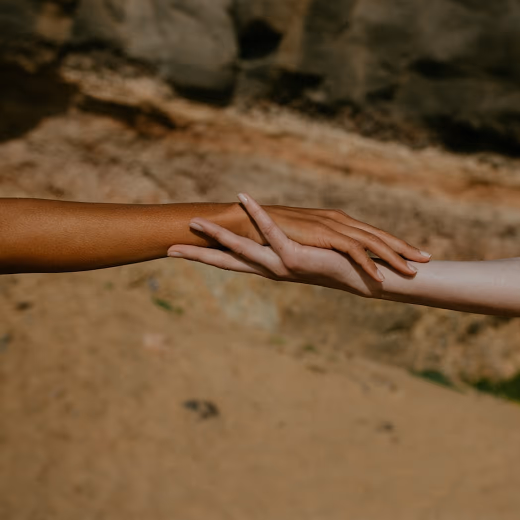 Zwei Personen halten sich an den Händen