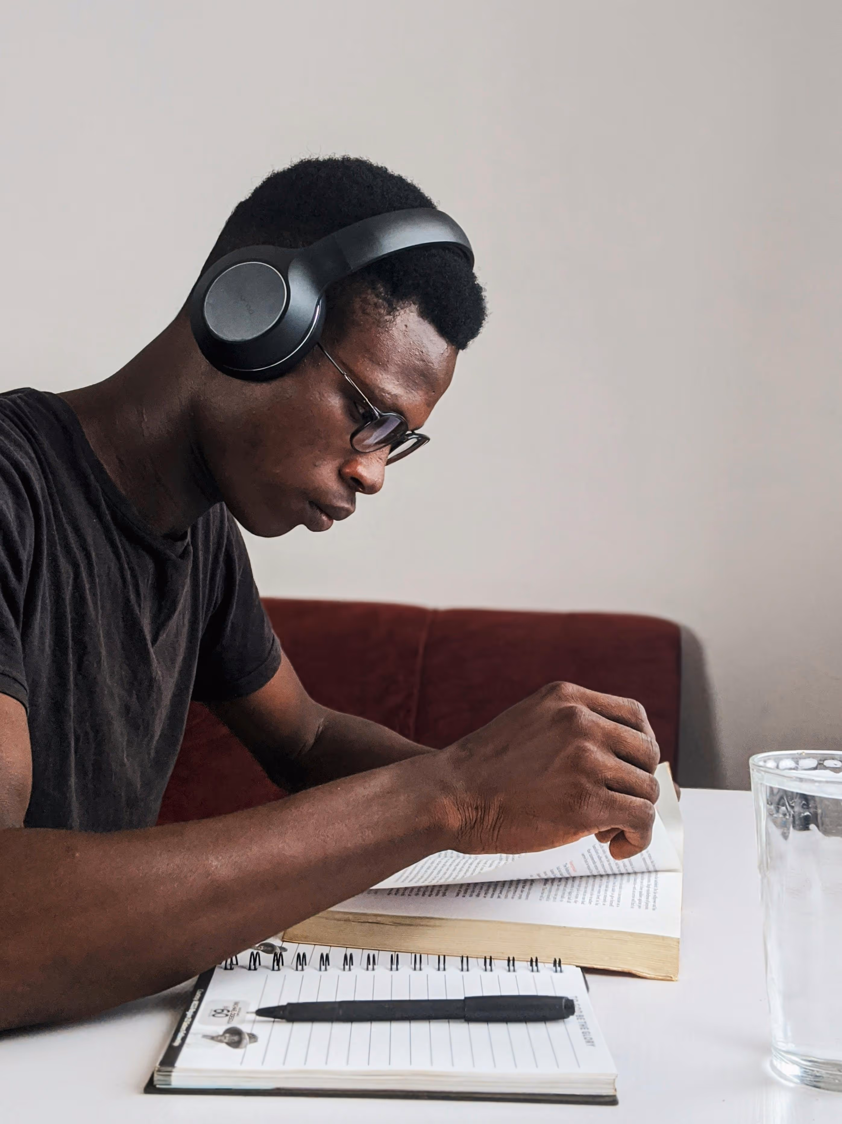 Mann mit Kopfhörer liest ein Buch