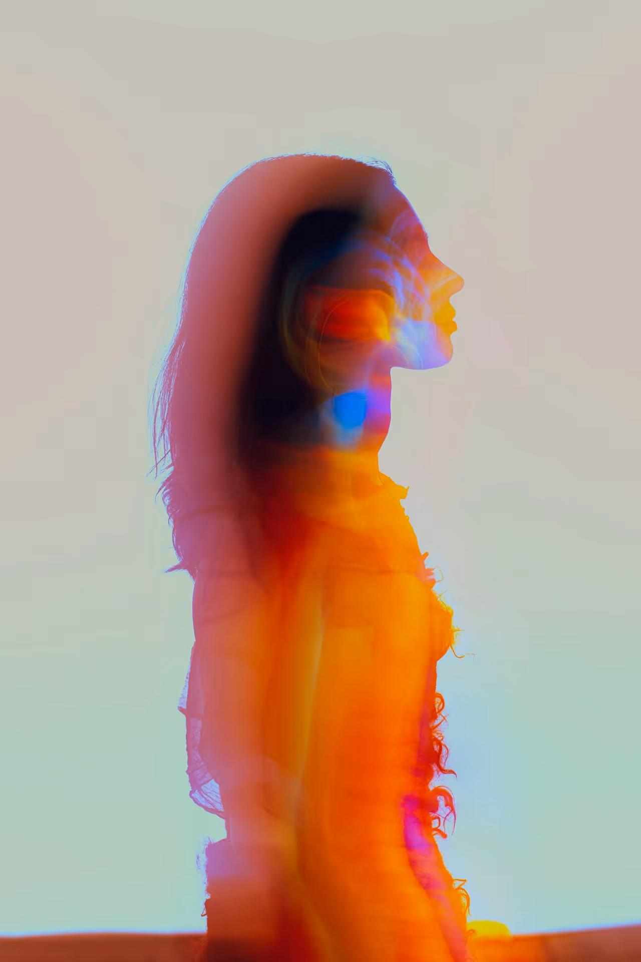 Regenbogenfärbige Silhouette einer Person