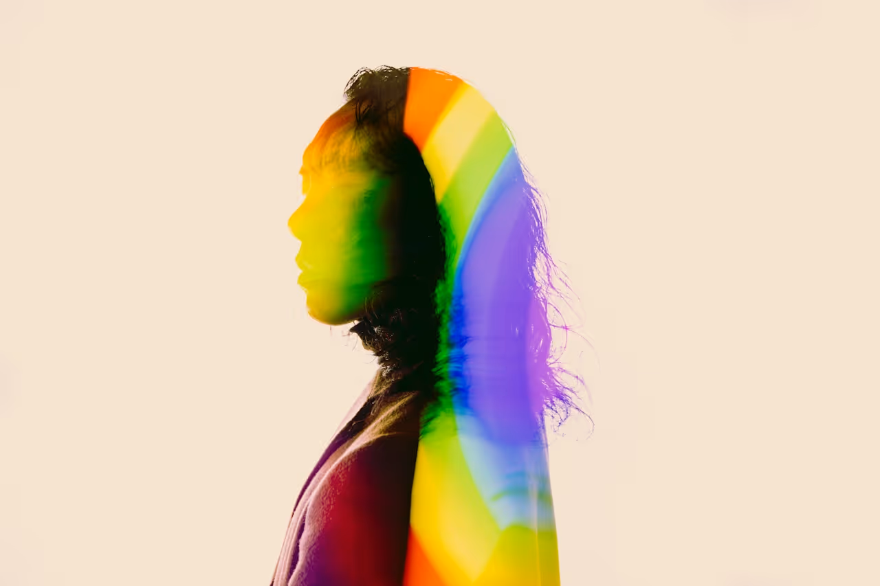 Regenbogenfärbige Silhouette einer Person