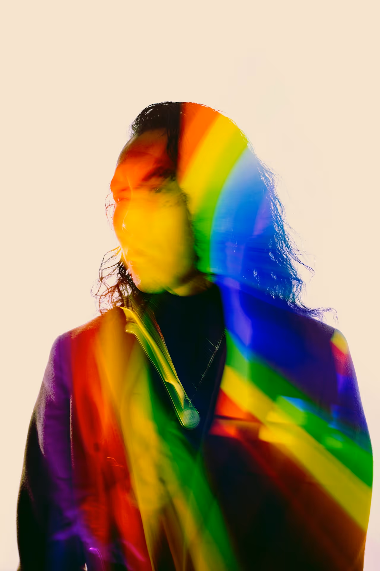 Regenbogenfärbige Silhouette einer Person