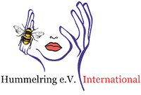 Logo zeigt ein abstraktes Gesicht mit roten Lippen und einer Biene auf der Nase, daneben ein stilisiertes blaues Handumriss, darunter steht Text „Kumasholz e.V.“ in Schwarz und „International“ in Rot.