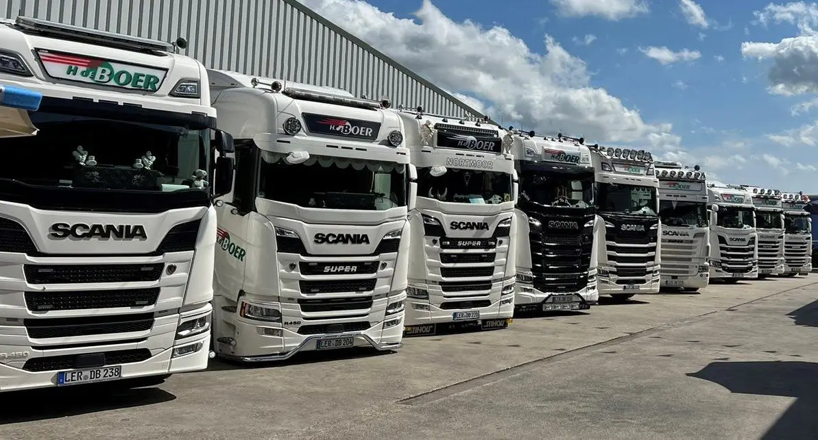 LKW Flotte quer auf dem Gelände