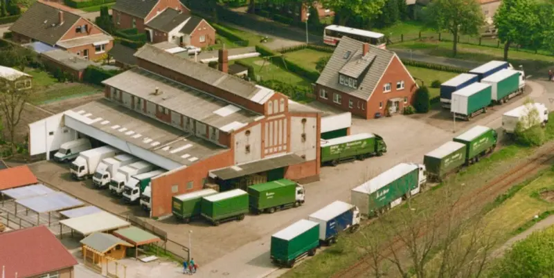 Mehrere LKWs der H. de Boer Logistik aufgereiht vor dem Gebäude