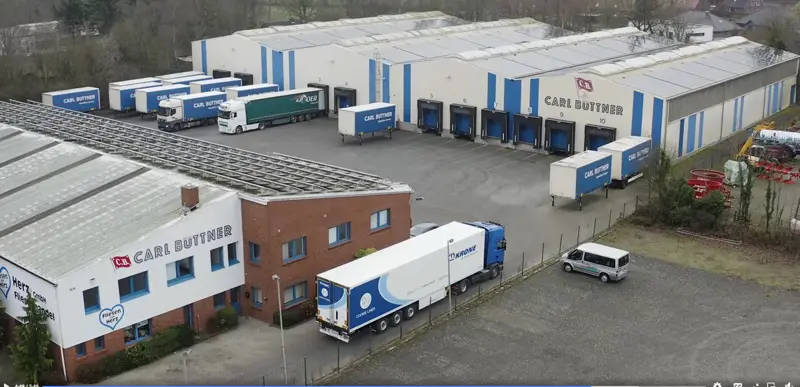 Bürogebäude mit angrenzendem Fuhrpark bei Carl Büttner Logistik