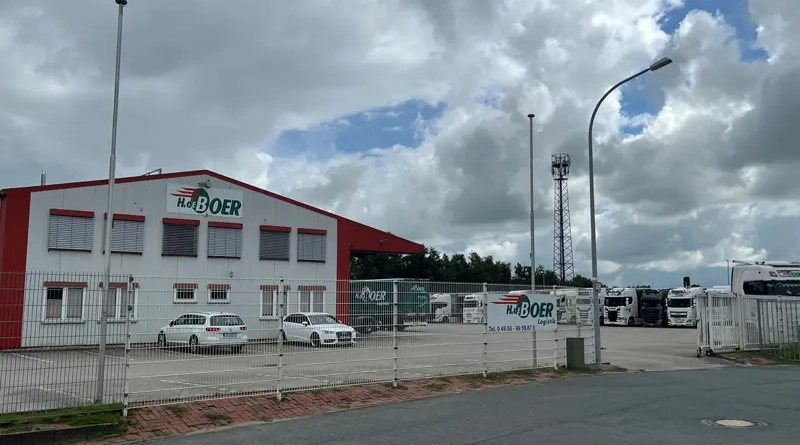 Luftaufnahme der Werkstatt von H. de Boer Logistik in Nortmoor