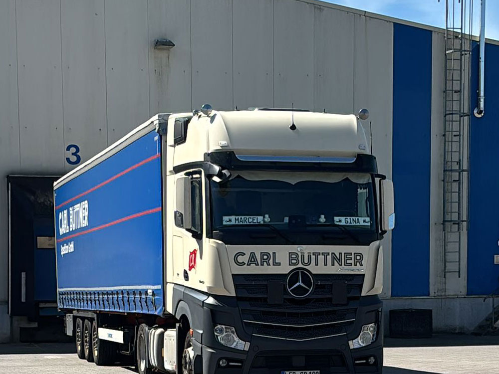Carl Büttner Lkw vor einer blauen Halle