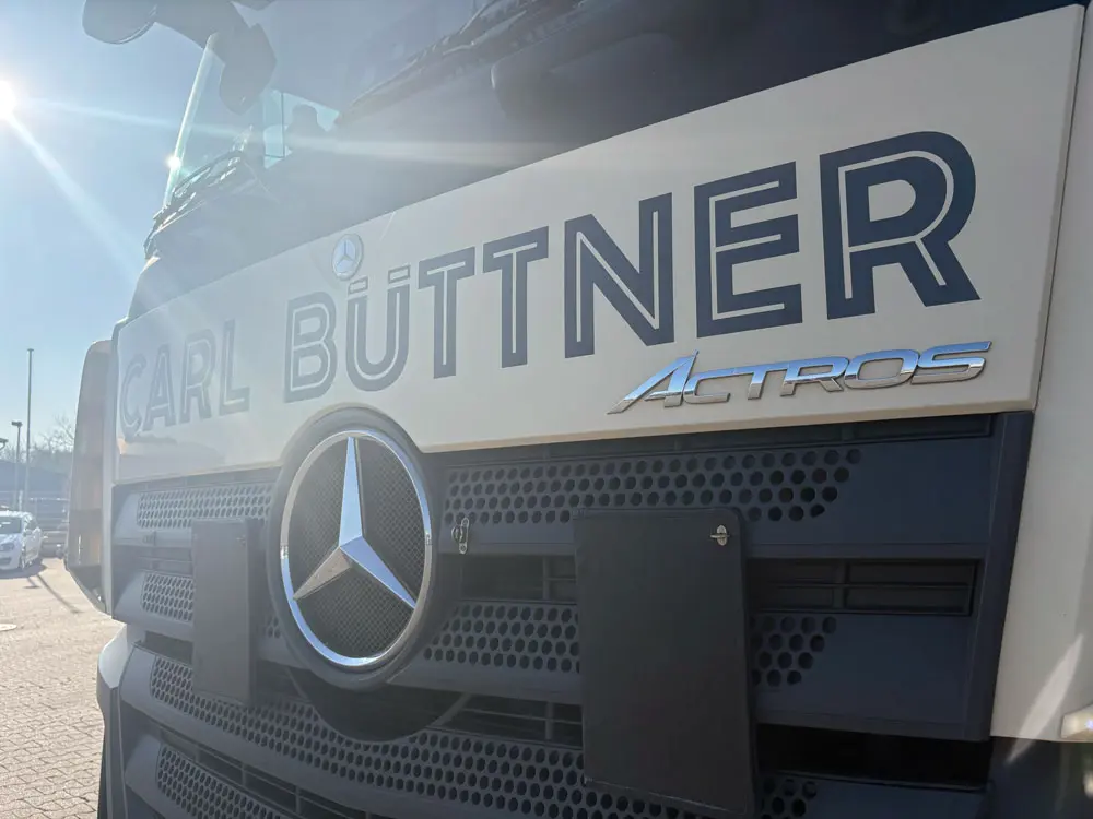 Mercedes Lkw mit Carl Büttner Schriftzug in Nahaufnahme