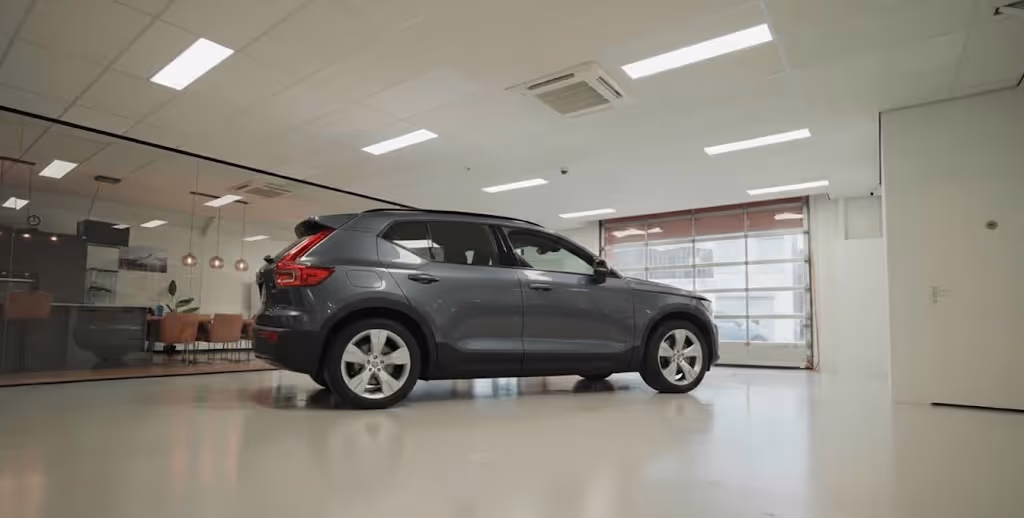 Auto in showroom Silvr