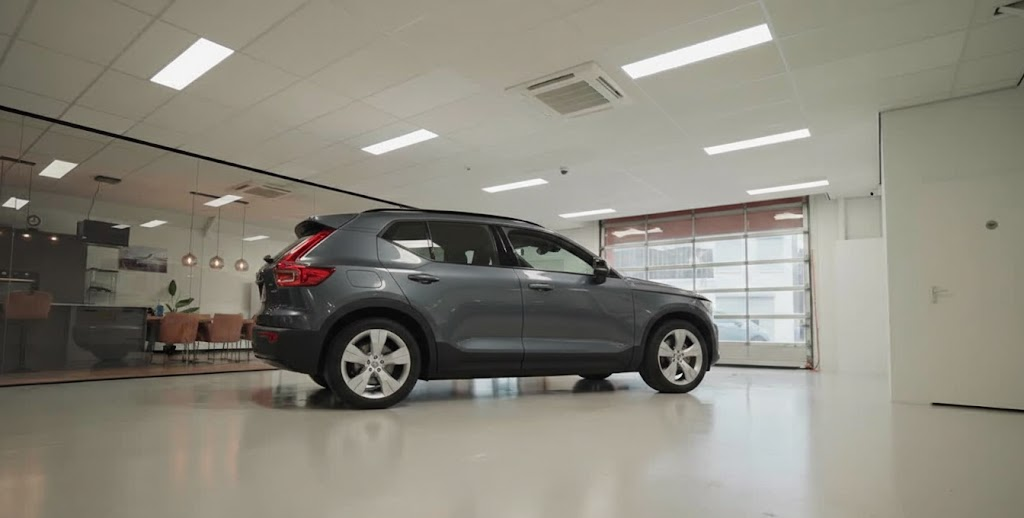 Auto in showroom Silvr