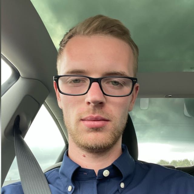 Portraitfoto des Fotografen – zeigt den Fotografen in einem natürlichen, professionellen Look.