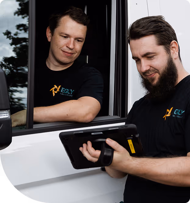 Egly Mitarbeiter beim Besprechen eines SHK-Auftrags.