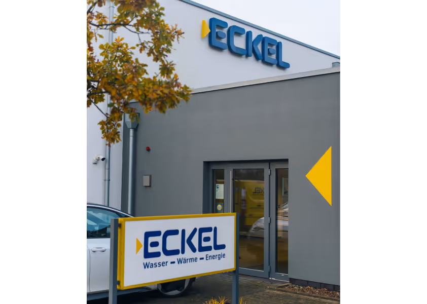 Eckel Eingangstür mit Logoschild
