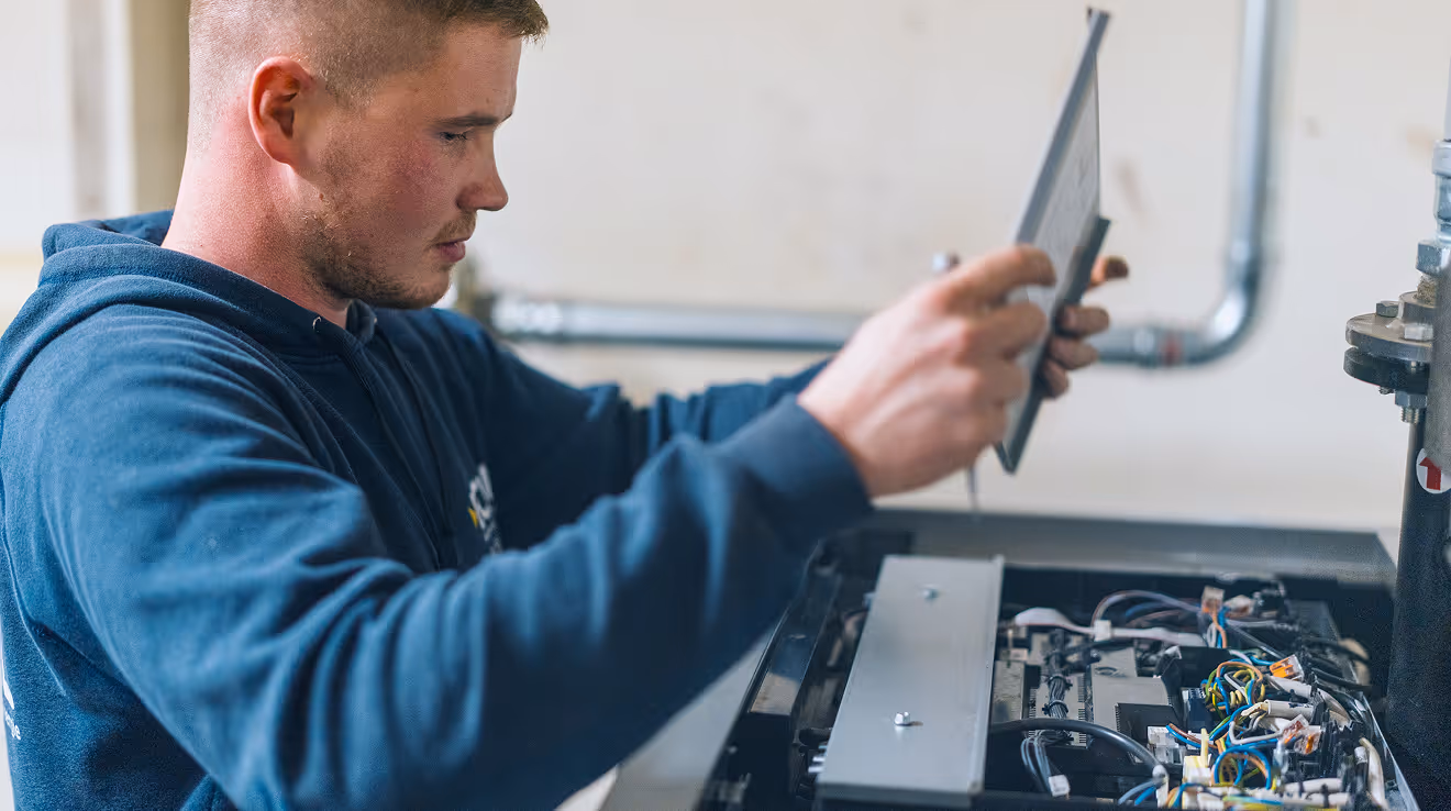 Eckel Mitarbeiter nimmt Einstellungen an einem Heizgerät vor.