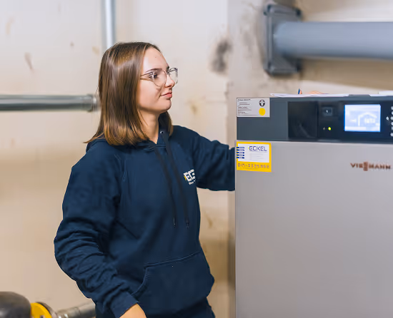 Eckel Mitarbeiterin nimmt Einstellungen an einem Heizgerät vor.