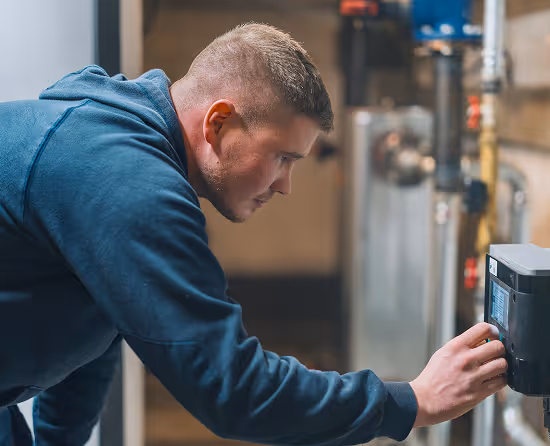 Eckel Mitarbeiter nimmt Einstellungen an einem Heizgerät vor.