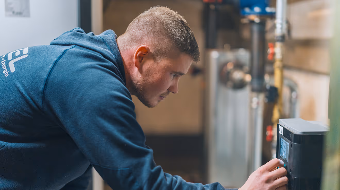 Eckel Mitarbeiter nimmt Einstellungen an einem Heizgerät vor.