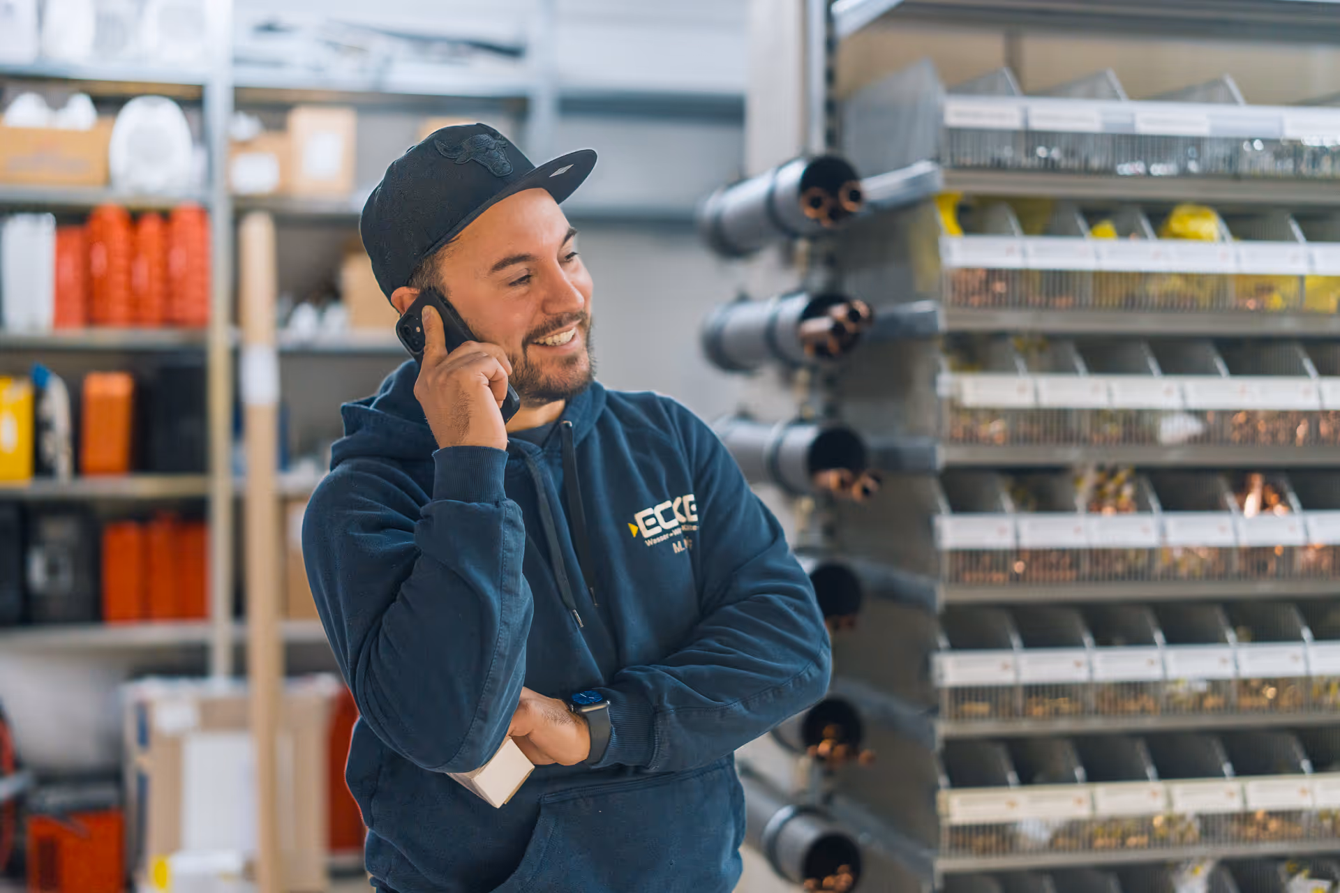 Eckel Mitarbeiter nimmt Notdienst via Telefon entgegen.