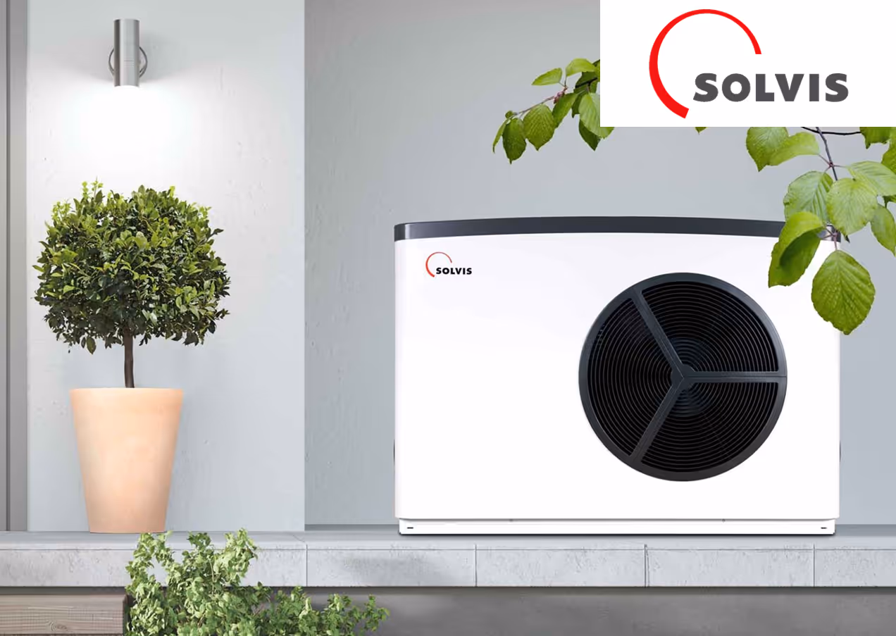 Wärmepumpe von Solvis, Modell Lea, vor Hauswand.