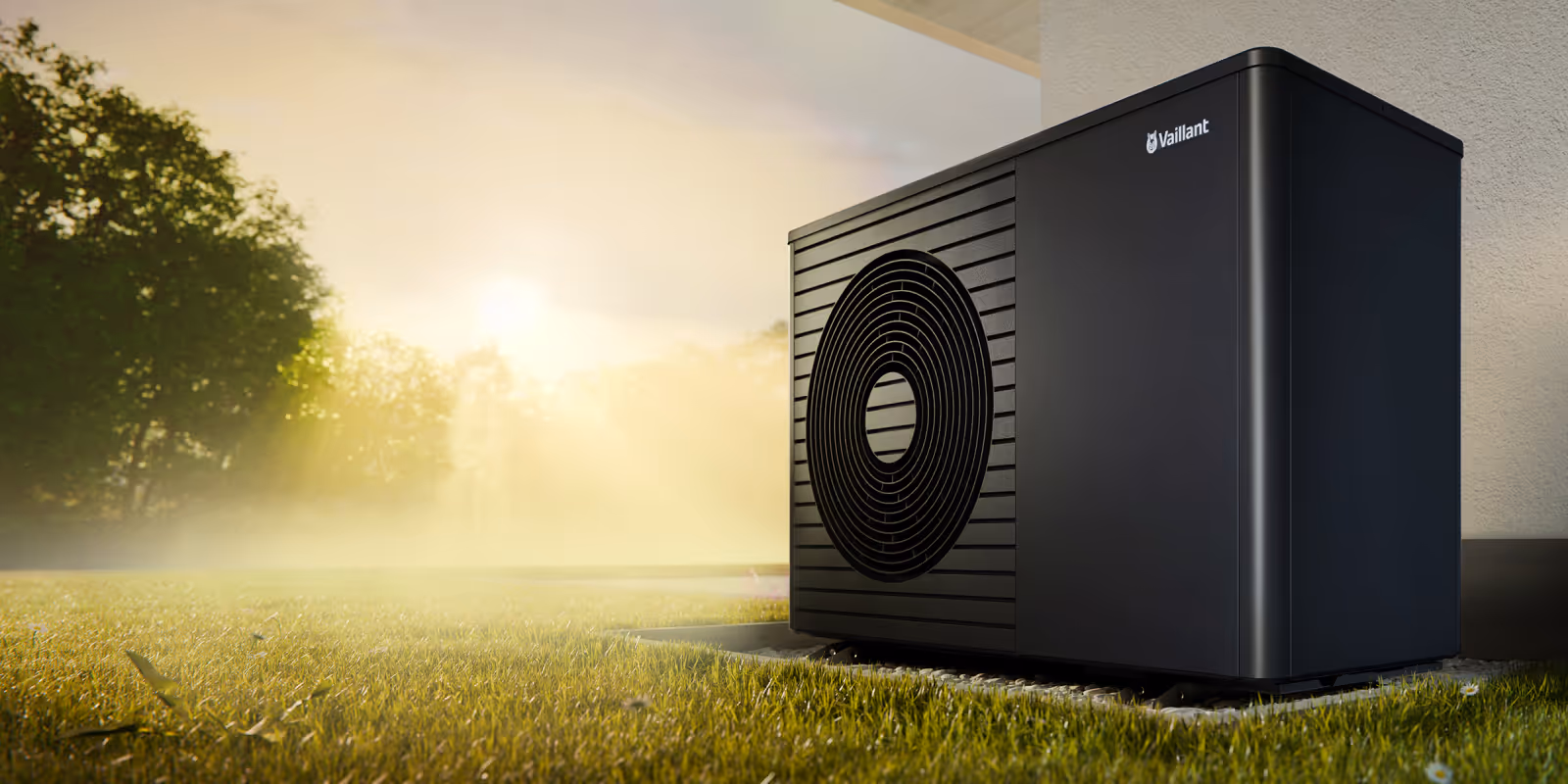 Seitenaufnahme einer Vaillant Wärmepumpe mit Sonneneinstrahlung