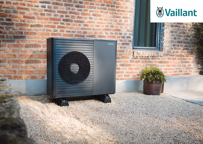 Vaillant arotherm Plus Wärmepumpe vor Backsteinhaus.