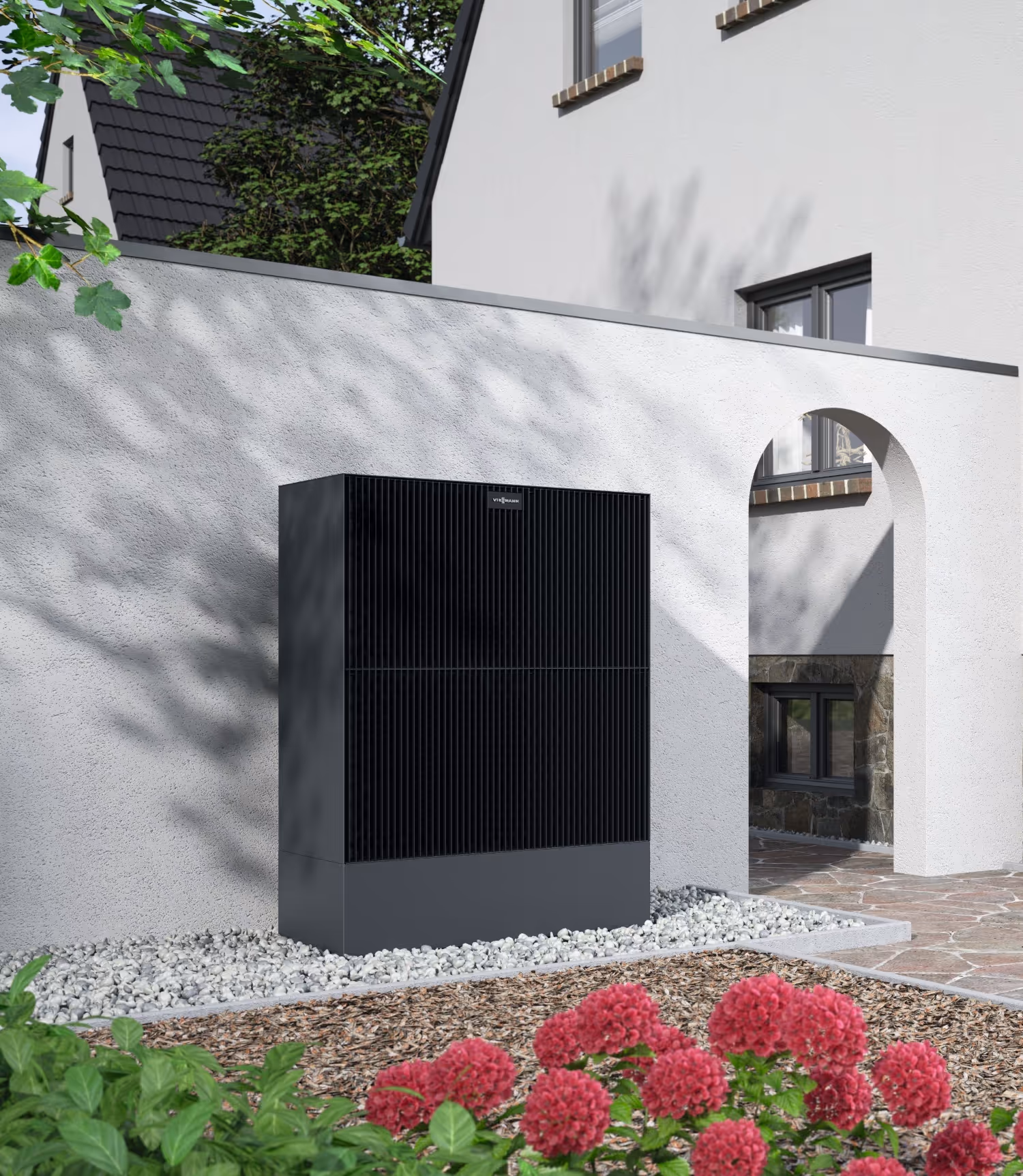 Viessmann Vitocal Wärmepumpe vor modernisiertem Altbau Haus