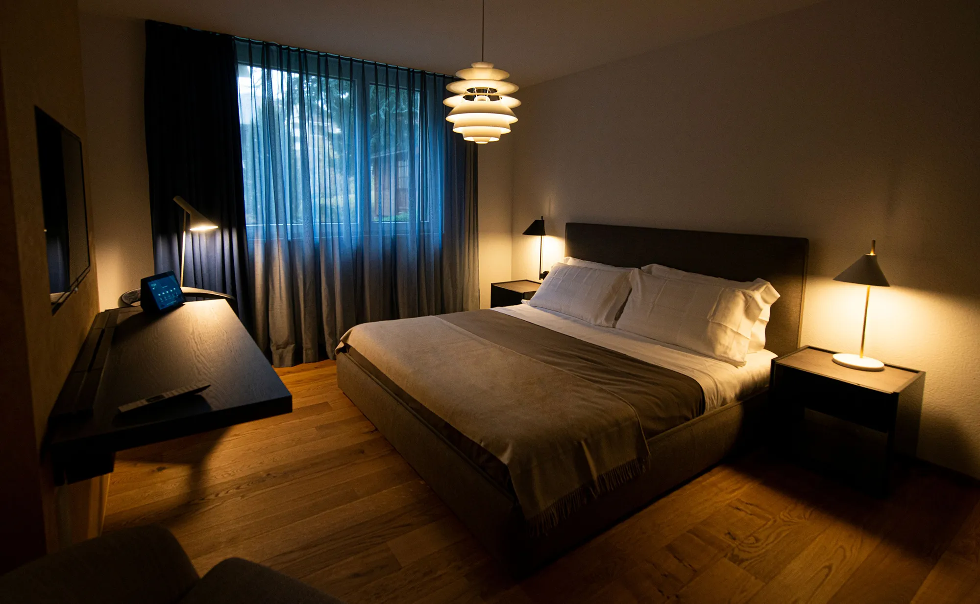 Schlafzimmer mit indirekter Beleuchtung – Elektroinstallation von Gattlen