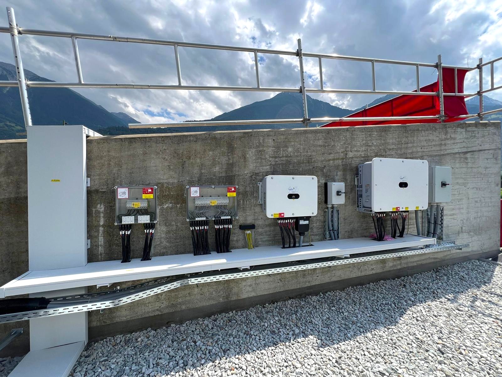 Wechselrichter und Elektroverteilung einer Gattlen-Installation auf einem Flachdach