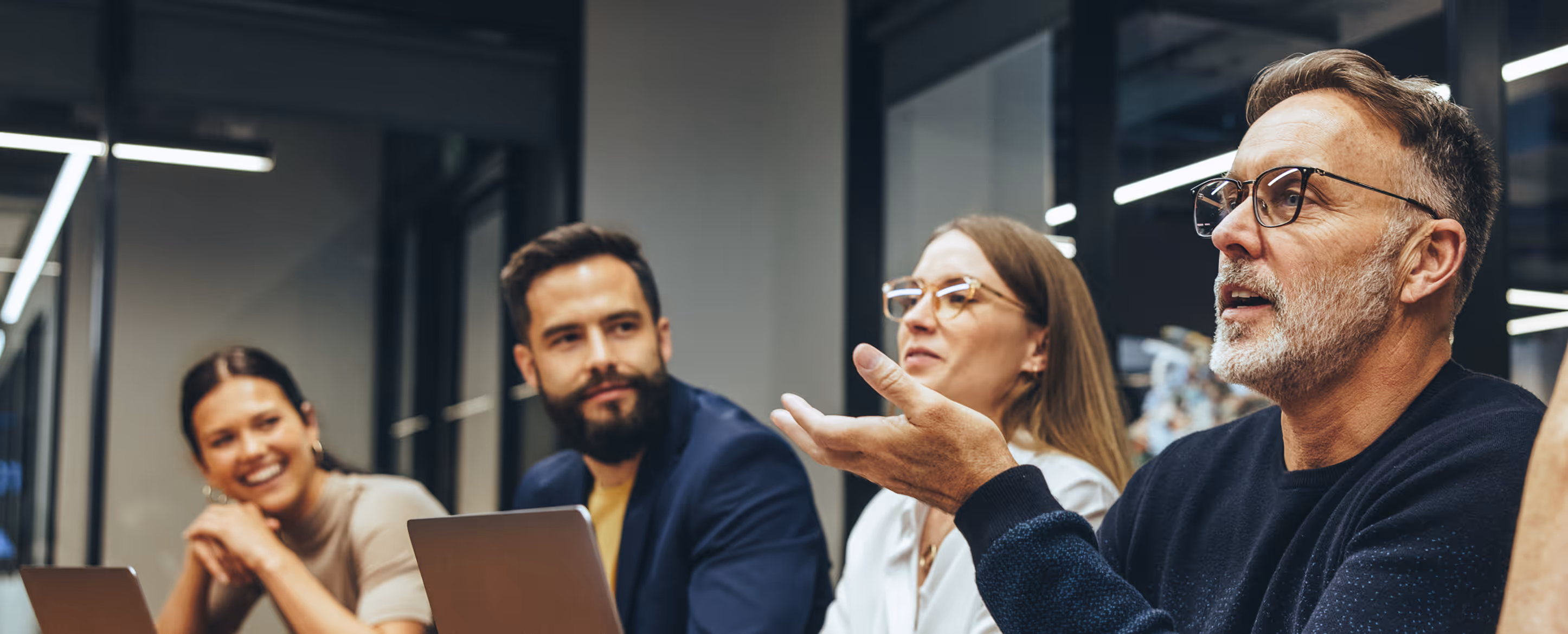 Eine Gruppe von vier Erwachsenen, die in einem Xurrent Training von Expertize sitzen