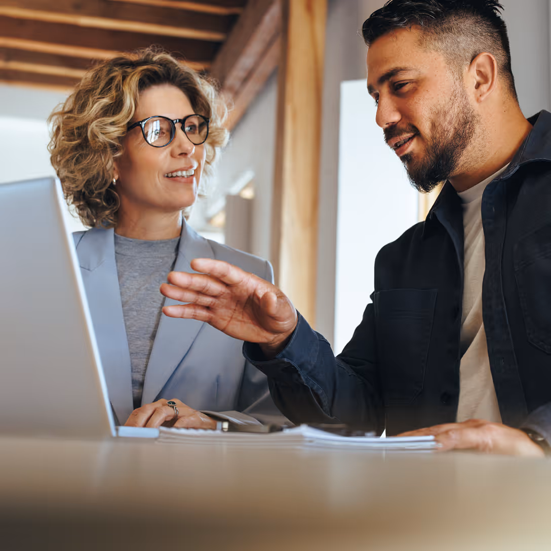 Zwei Kollegen diskutieren sympathisch miteinander über das ISTM-Projekt mit Xurrent