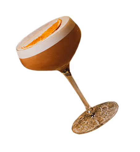 Eleganter Cocktail im verzierten Stielglas mit cremigem Schaum und Orangenscheibe – stilvoller Signature Drink 'Italian Pornstar' von GIGI Trattoria.