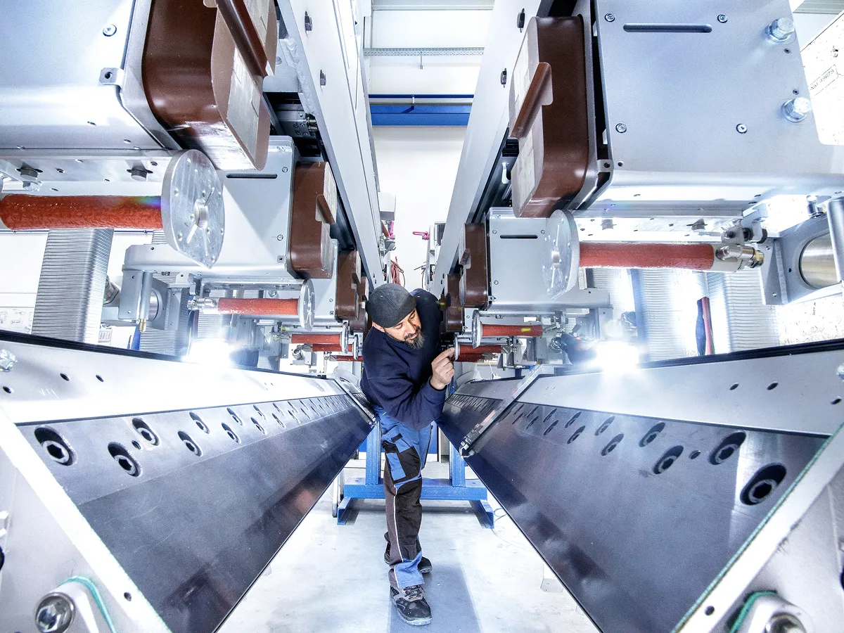 Ein Mitarbeiter in der Produktion