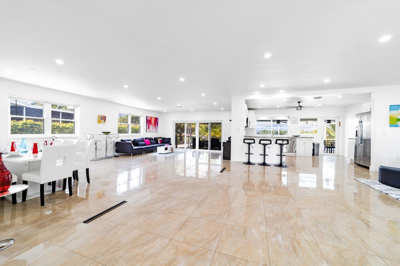 4-bedroom Miami waterfront home with pool – photo 4 of 5