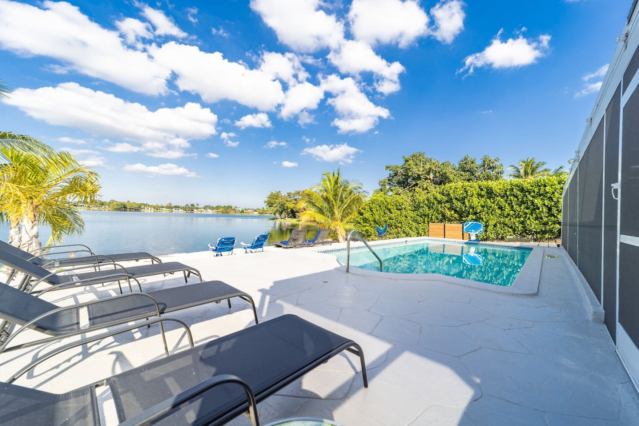 4-bedroom Miami waterfront home with pool – photo 3 of 5