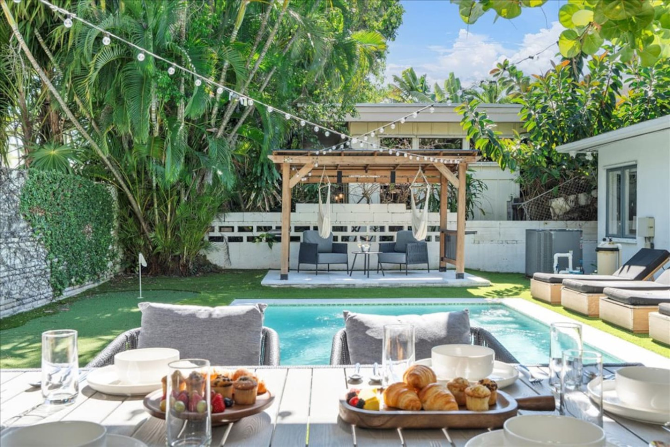 Beach Paradise home with pool, mini-golf and pool table – photo 3 of 5