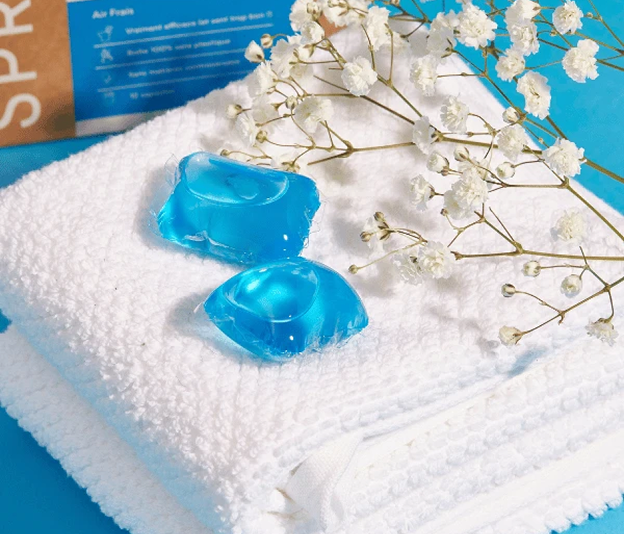 Illustration de la marque Spring et de ses capsules de lessive