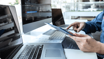 Consultant travaillant sur un projet informatique