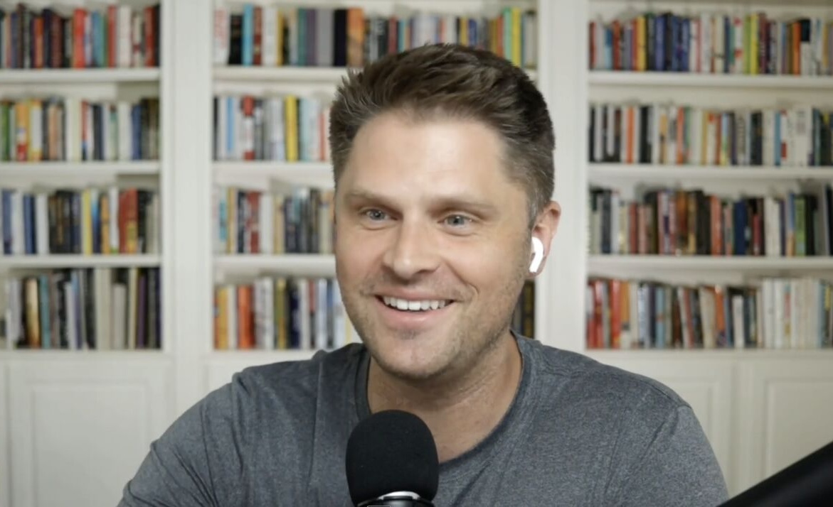 Charlie Hoehn leading a live editing session