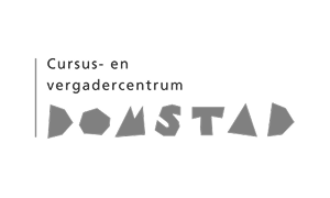 Logo van Cursus- en vergadercentrum Domstad met een abstract lettertype.