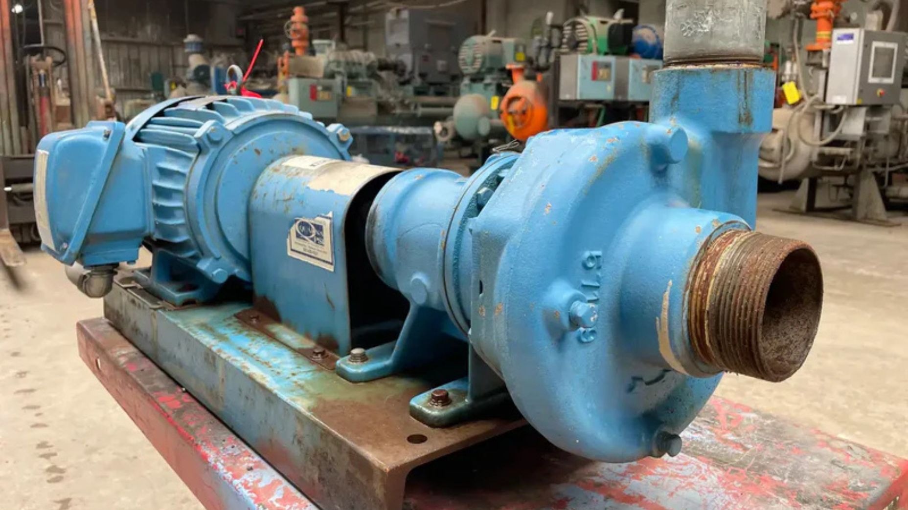 Bomba centrífuga utilizada y algo oxidada 