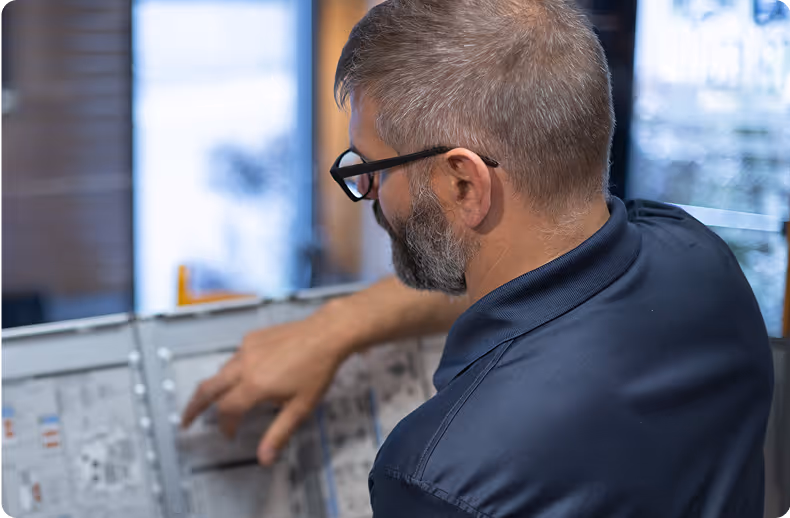 IT professional working on managed IT support systems for cybersecurity solutions.